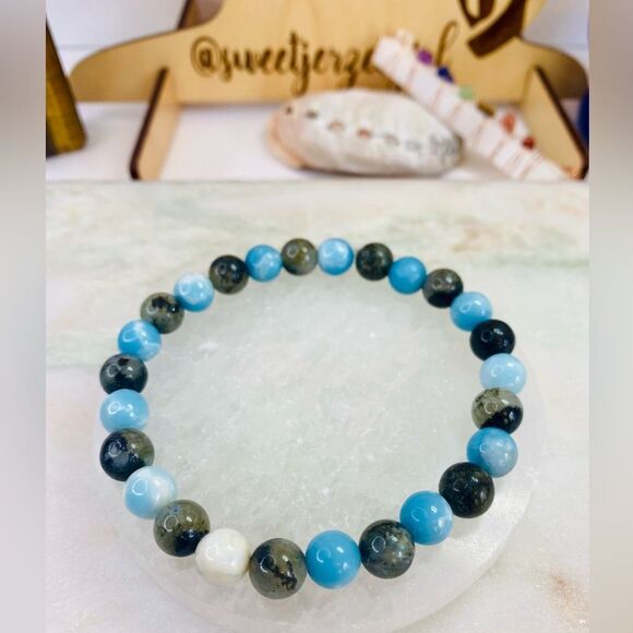 Handmade Larimar & Labradorite Gemstone Bead Bracelet - Picture 6 of 8